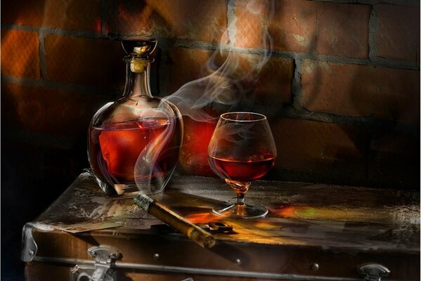 Whisky en una botella y un vaso, un cigarro en llamas