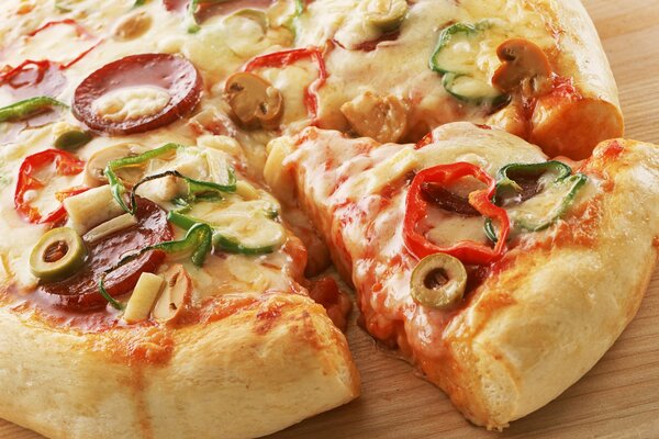 Pizza z jasnym nadzieniem i pokrojonym kawałkiem