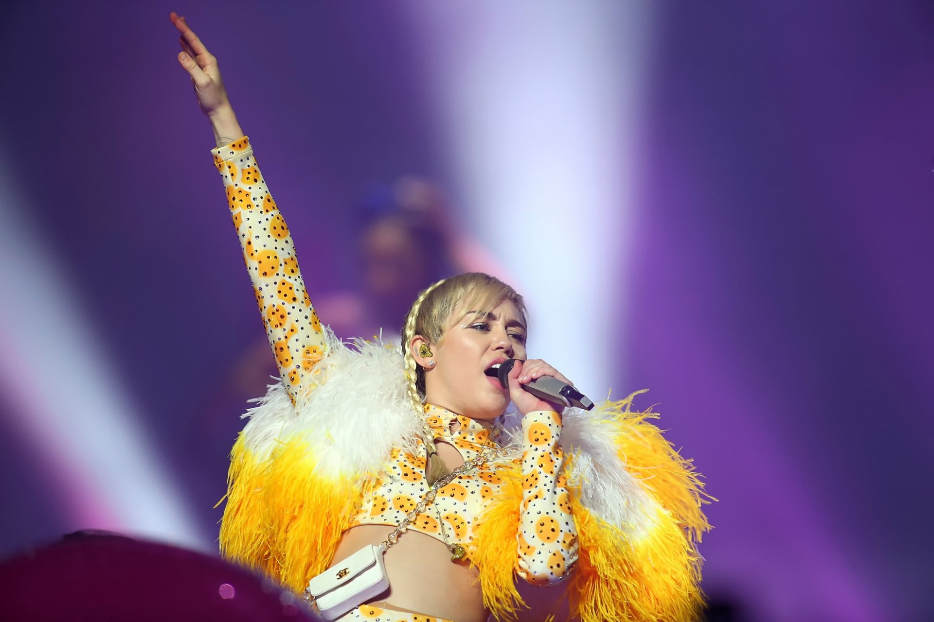 miley cyrus singer performs live in perth