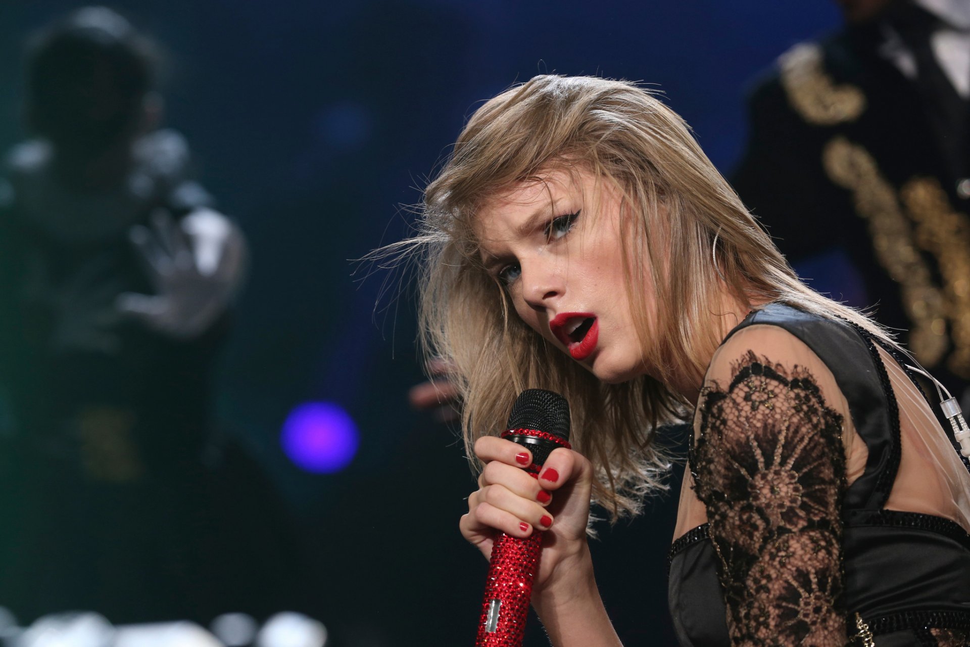 taylor swift mikrofon czerwona trasa tokio