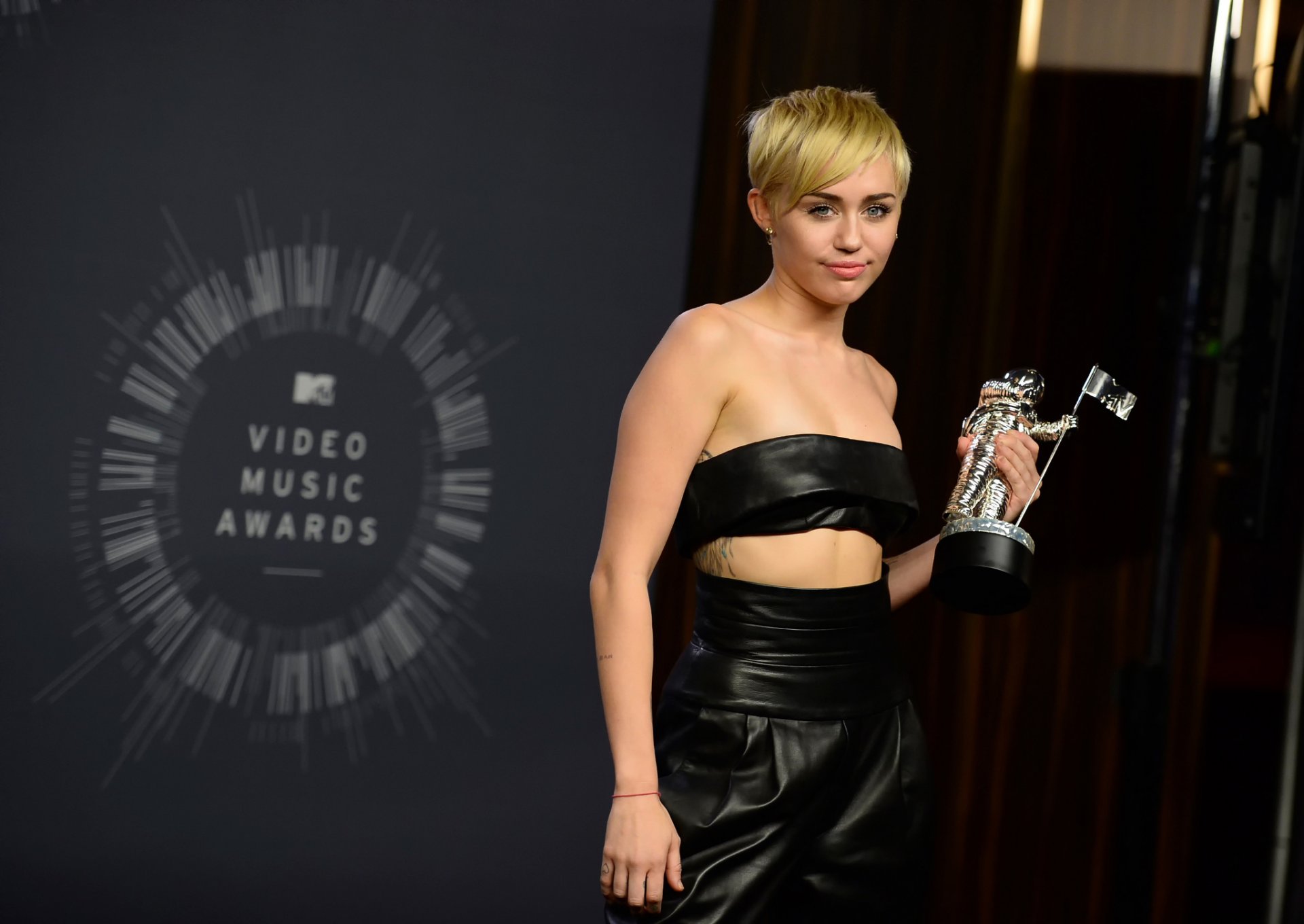 miley cyrus singer video music award