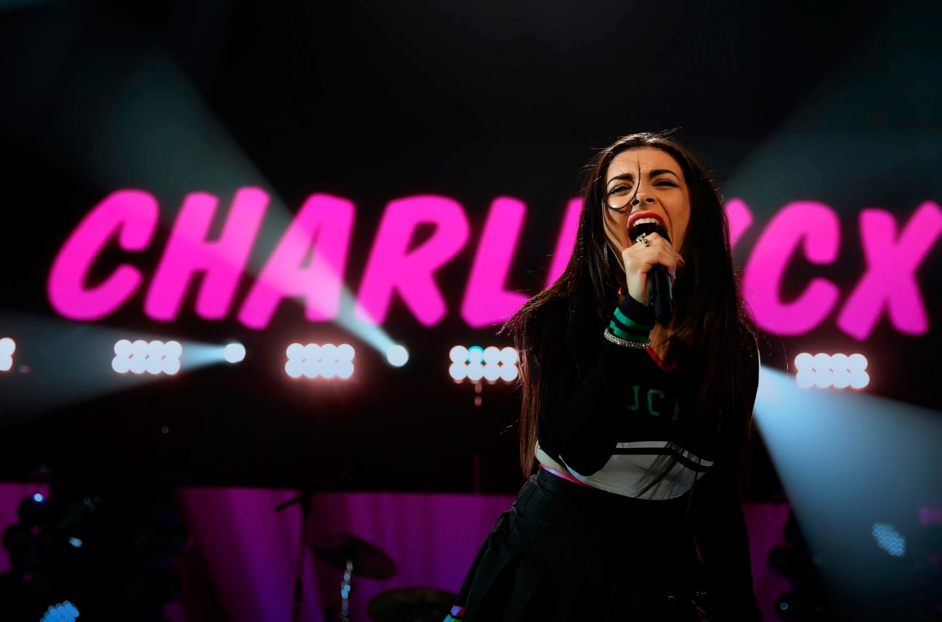 charli xcx concerto performance cantante