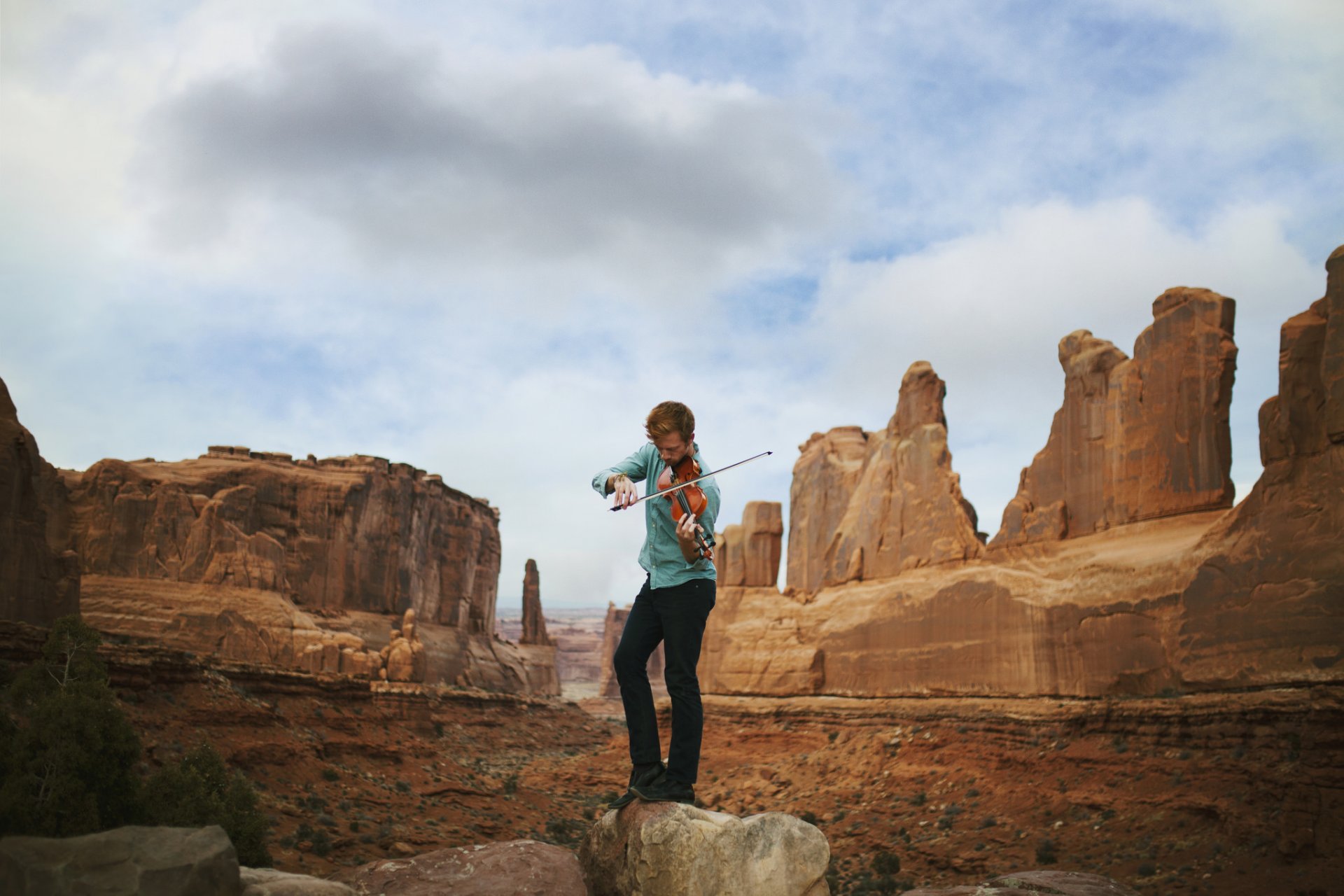 homme violon musique montagnes