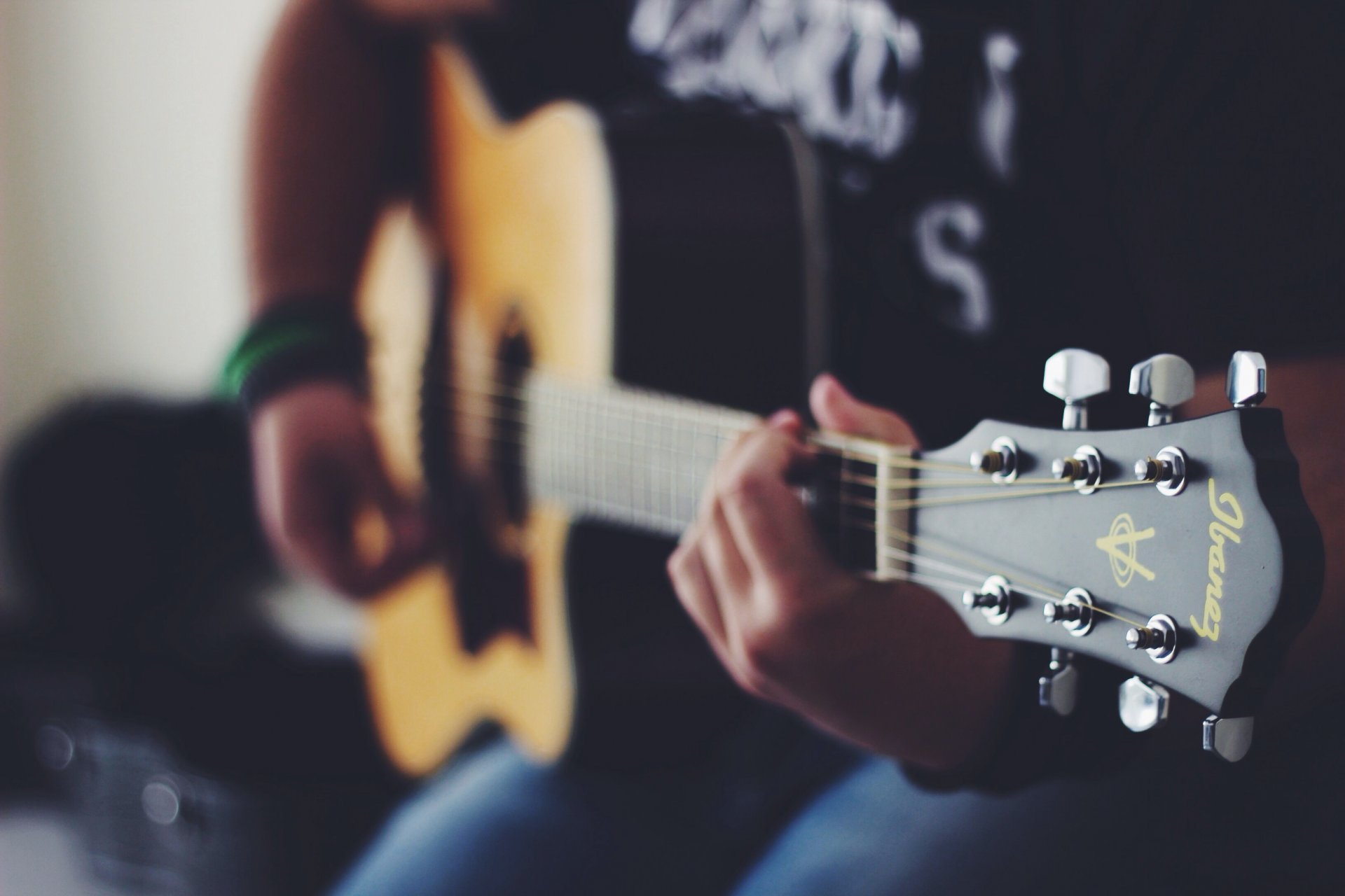 guitare instrument de musique joue mains cordes