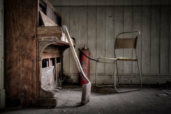 Una vieja casa abandonada con un piano