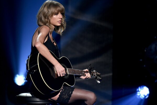 Taylor Swift con guitarra en concierto