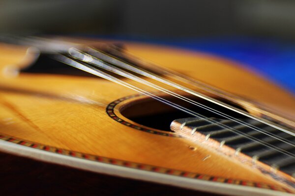 Die Gitarre liegt auf einer blauen Decke