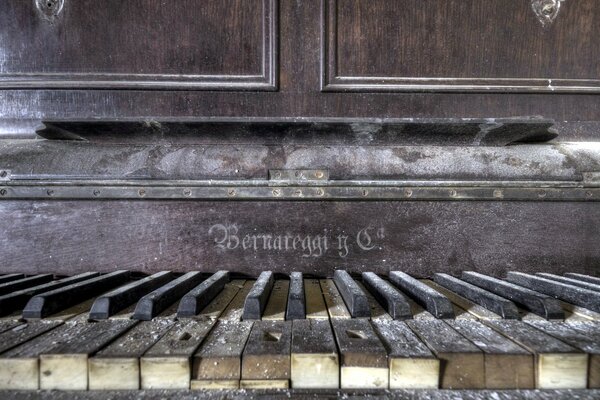 Old piano in the dust keys