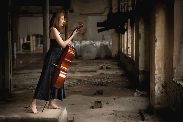 Девушка в черном платье с виолончелью