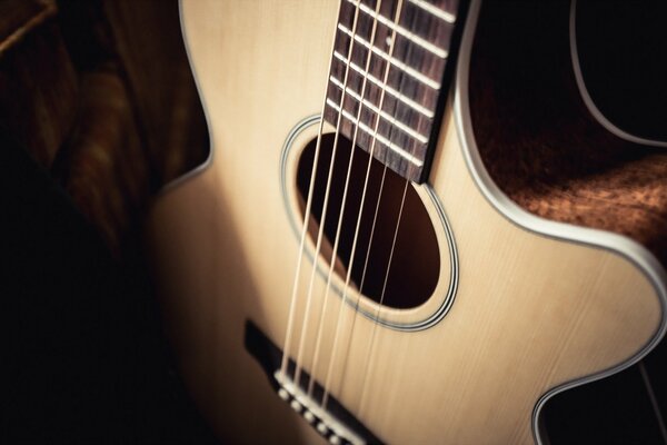 Cuerdas de guitarra clásica en luz suave