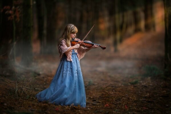 Eine kleine Geigerin im dunklen Wald