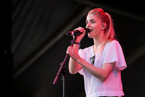 British vocalist Hannah Reed at the microphone