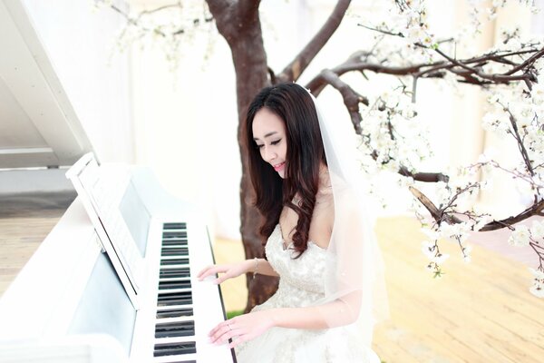 La novia tocando el piano