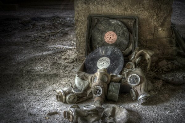 Seltsames Vinyl vor dem Hintergrund von Gasmasken