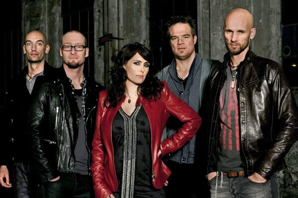 Metal-Rock-Band mit Sinfonieorchester