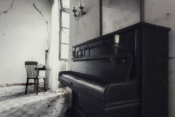 En una habitación sombría hay un piano y una silla solitaria