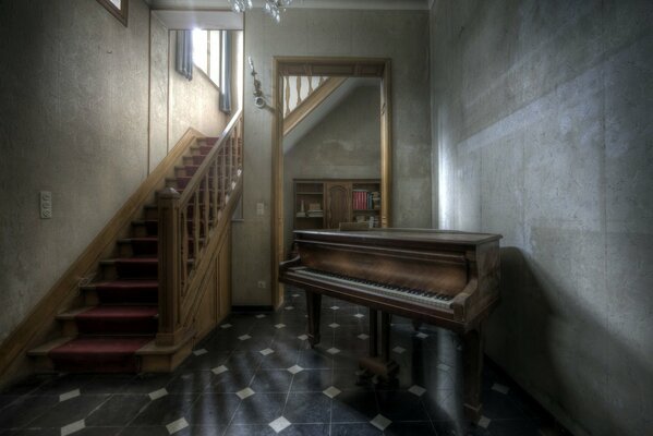 Pianoforte nella hall di una vecchia casa