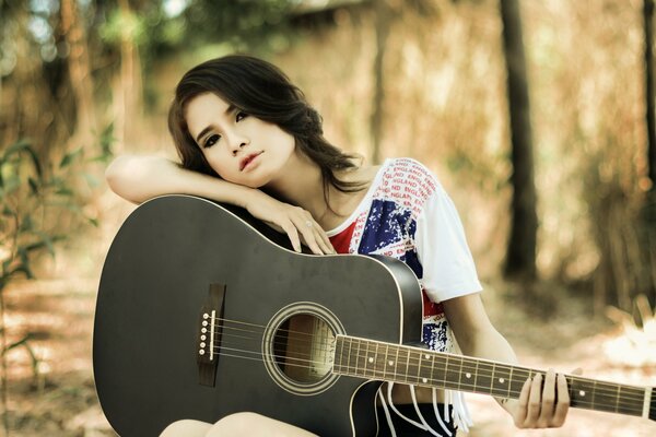 Bruna premurosa con una chitarra