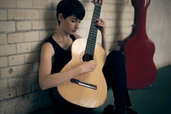 Ragazza che suona musica alla chitarra