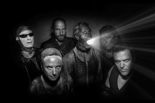 Photographie en noir et blanc du groupe Rammstein