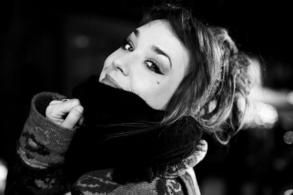 Foto de la Cantante francesa ZAZ en blanco y negro