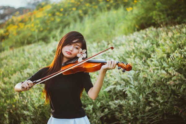 Hermosa chica tocando el violín