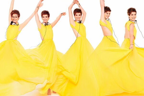 Anne Hathaway balla con le cuffie e il vestito giallo