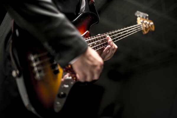 Musicien avec guitare sur fond noir