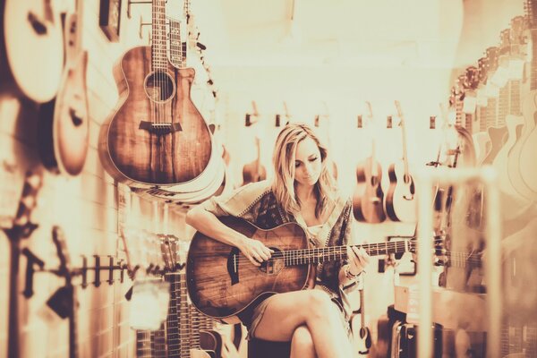 Photo d une fille dans un magasin de guitares