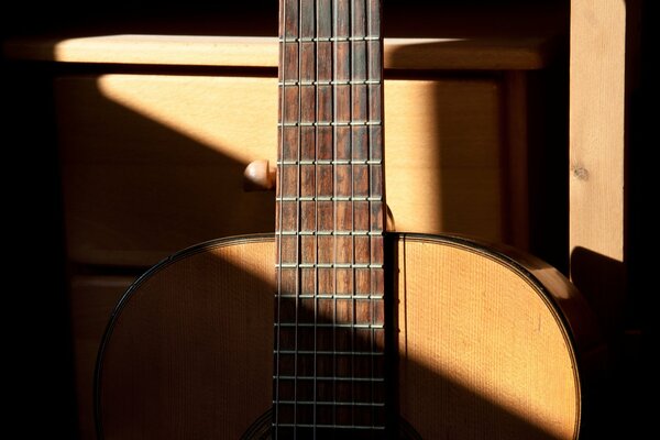Luz y sombra en la guitarra acústica