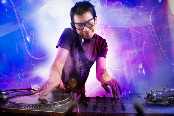 DJ suona il vinile in un club