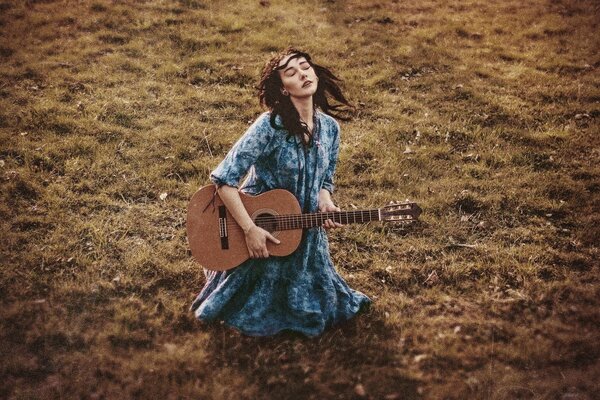 Ragazza con la chitarra sull erba