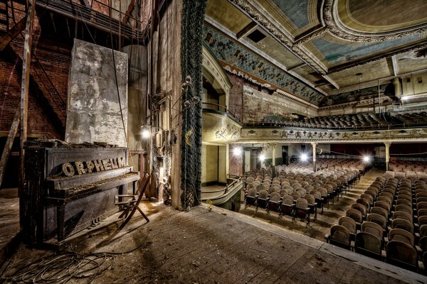 Grande sala d epoca con pianoforte sul palco