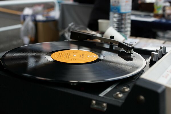 Vinyl-Plattenspieler auf dem Tisch