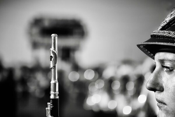 Флейтистка военного оркестра на черно-белом фото