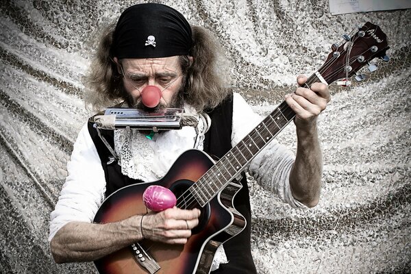 Clown-Musiker mit Gitarre