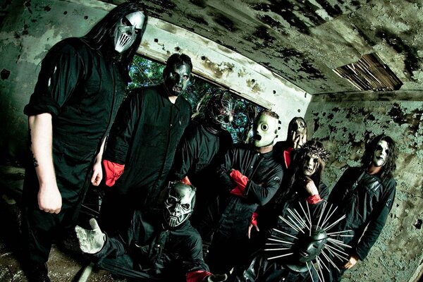 Alternative Metal-Rock-Band in Masken