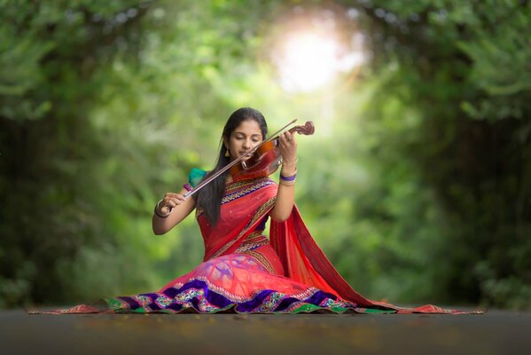 Chica en Sari tocando el violín