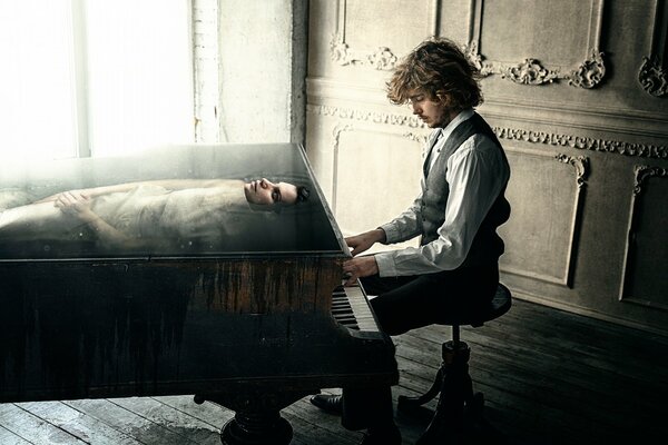 Piękna sesja zdjęciowa pianista z dziewczyną wewnątrz fortepianu