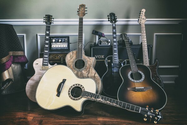 Les guitares se dressent sur fond de Combes