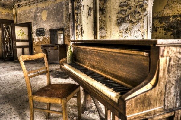 Piano en ruinas en un edificio abandonado