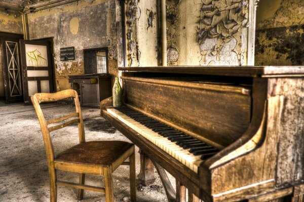 Ветхое пианино в заброшенном здании