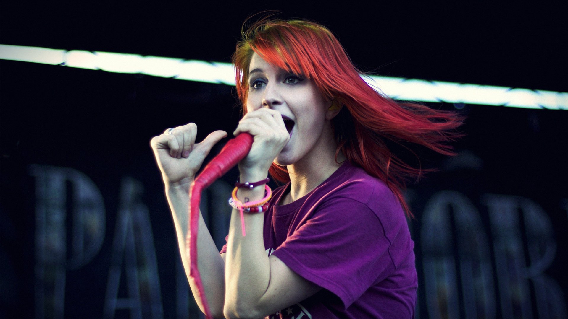 hayley williams paramore ragazza cantante concerto microfono scena