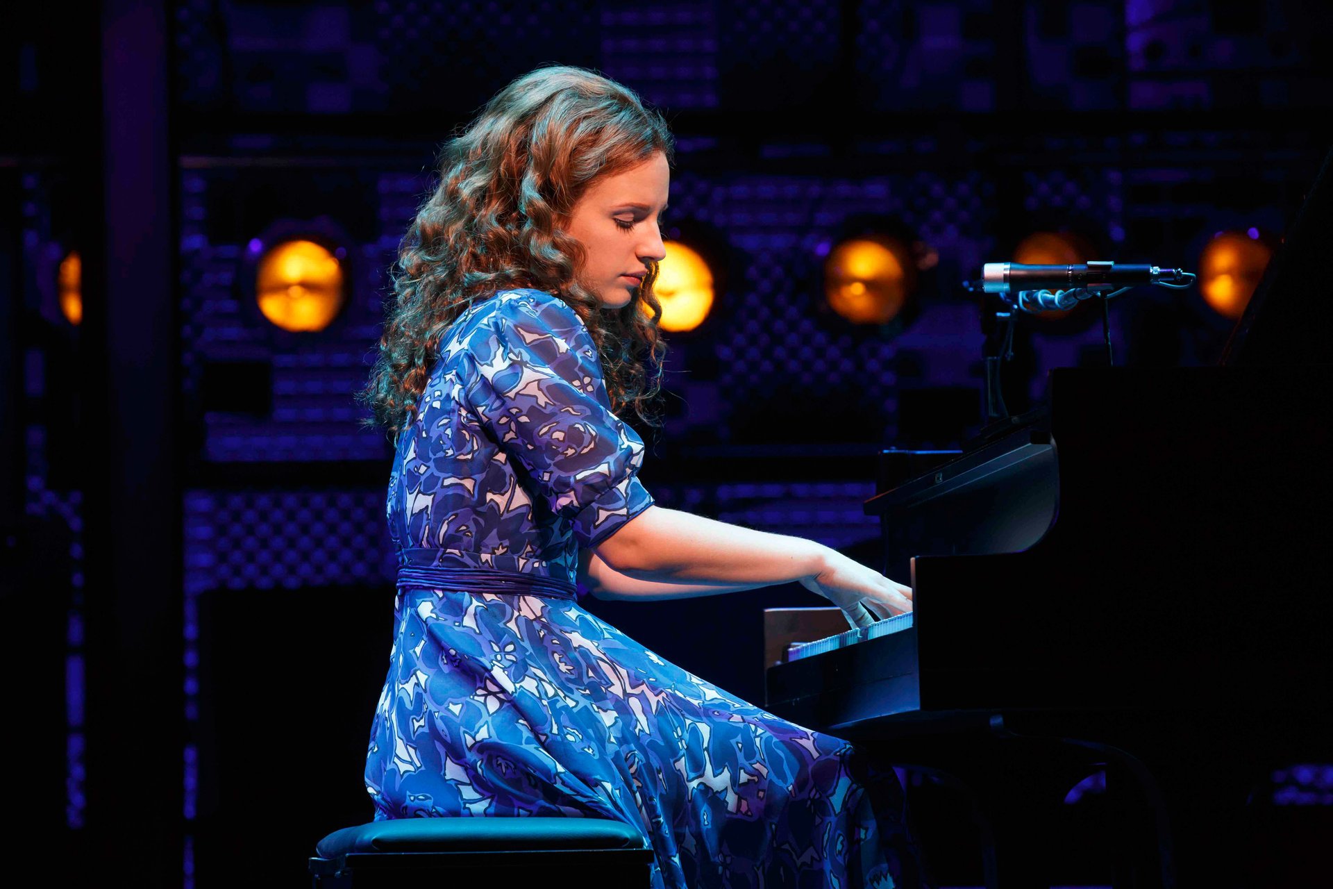 jessica mueller cantante pianista actriz hermosa carole king musical espectáculo broadway