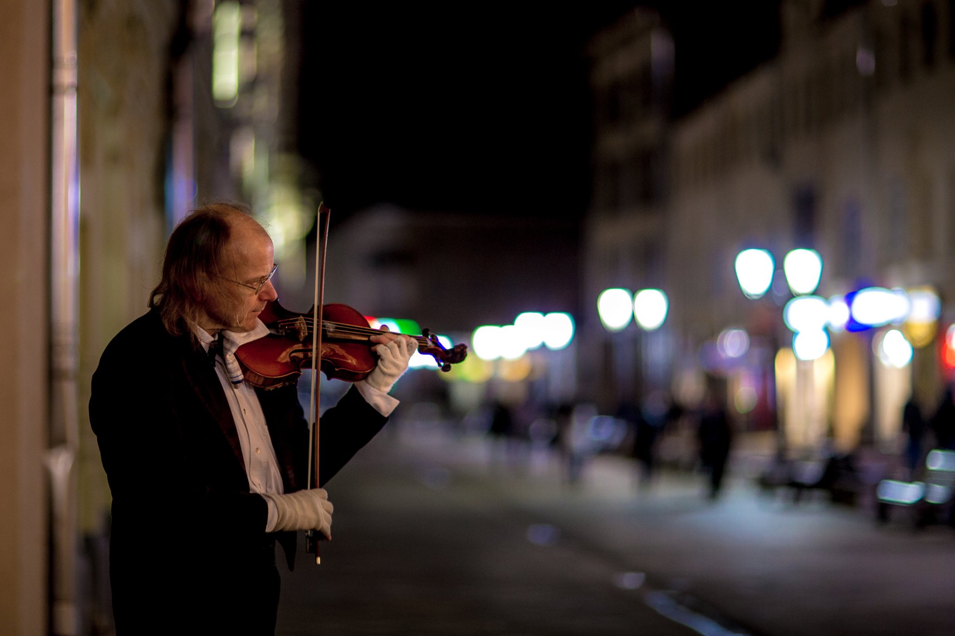 violinista calle ciudad noche