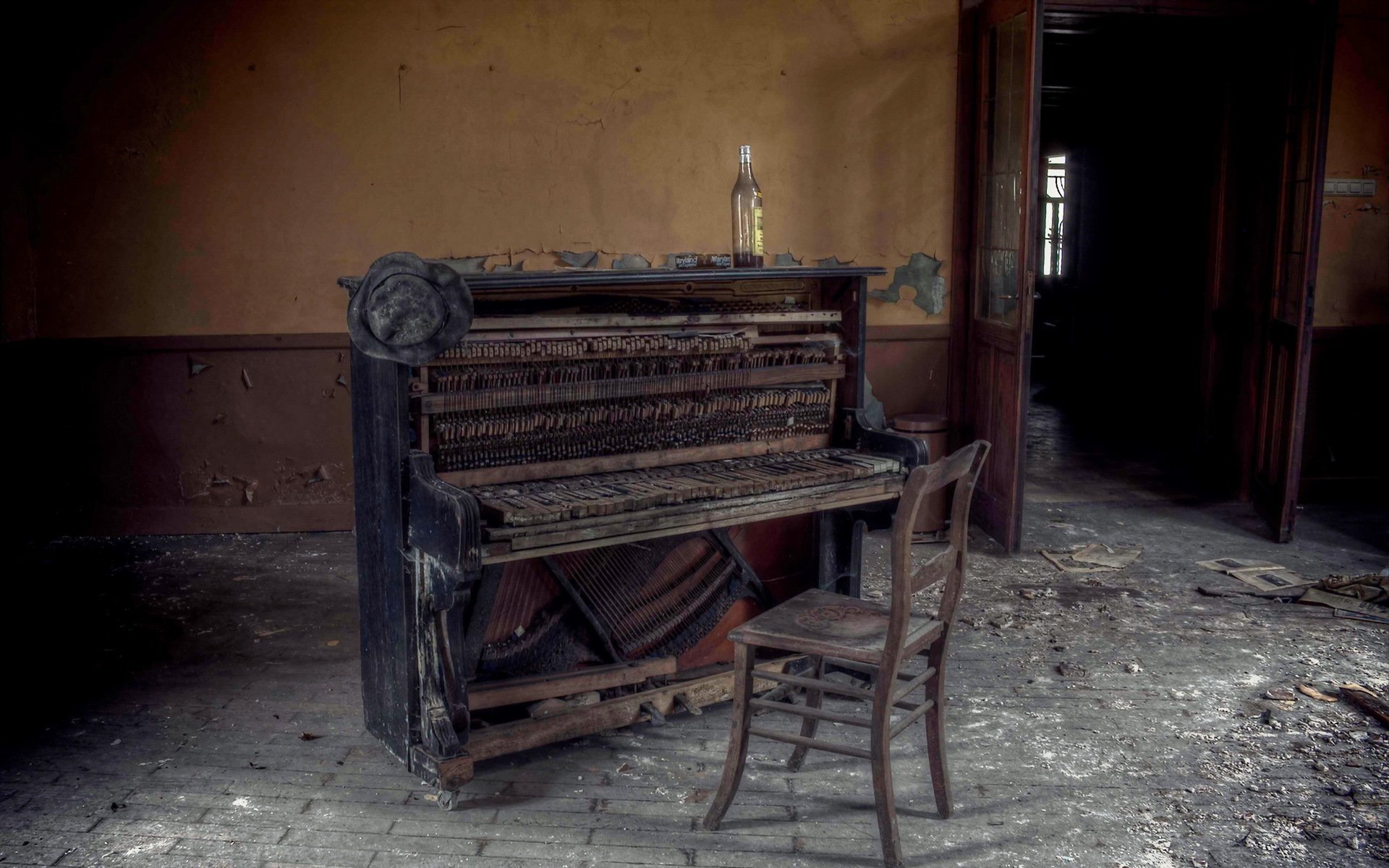 pianoforte sedia bottiglia musica