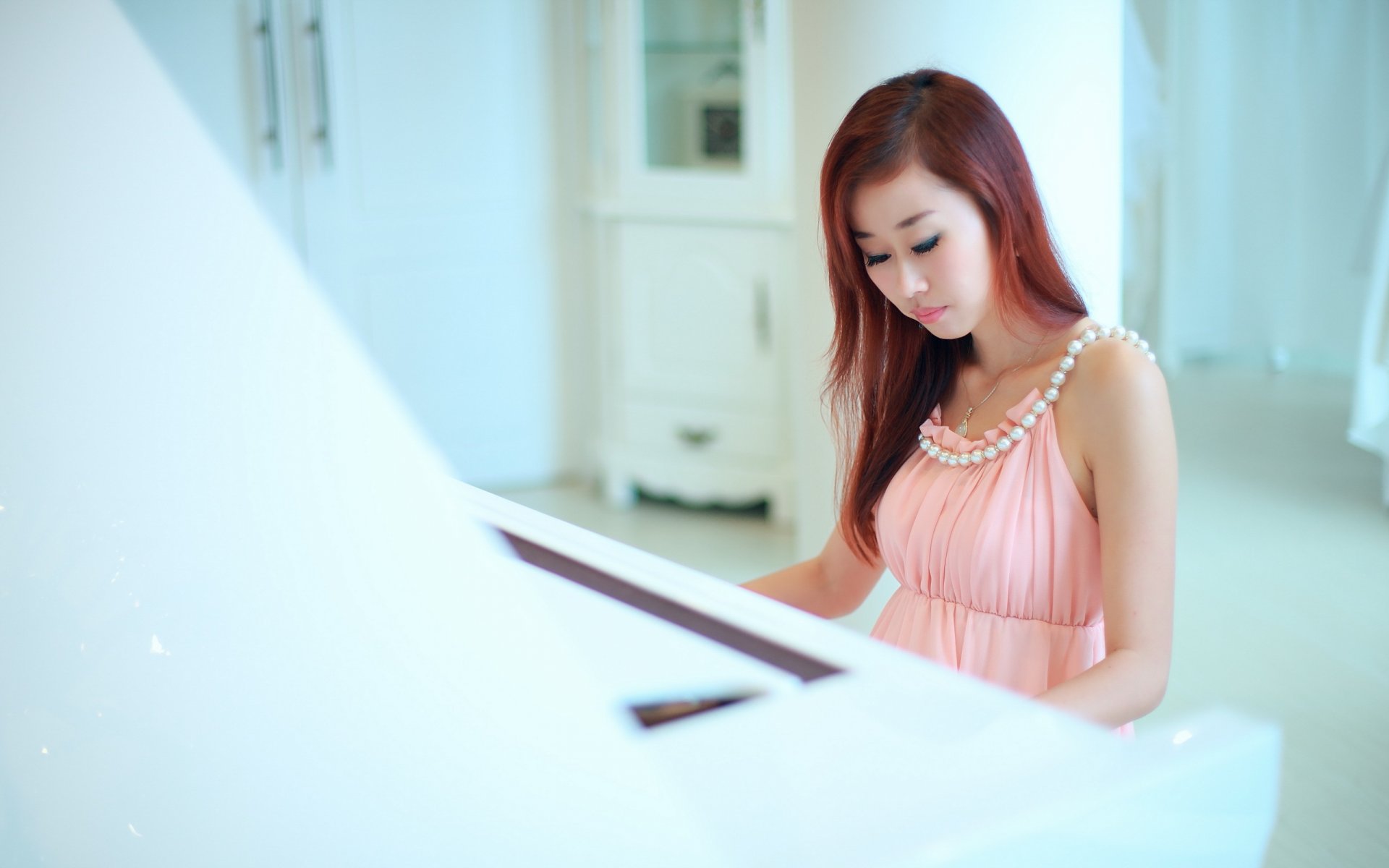 ragazza asiatica pianoforte musica