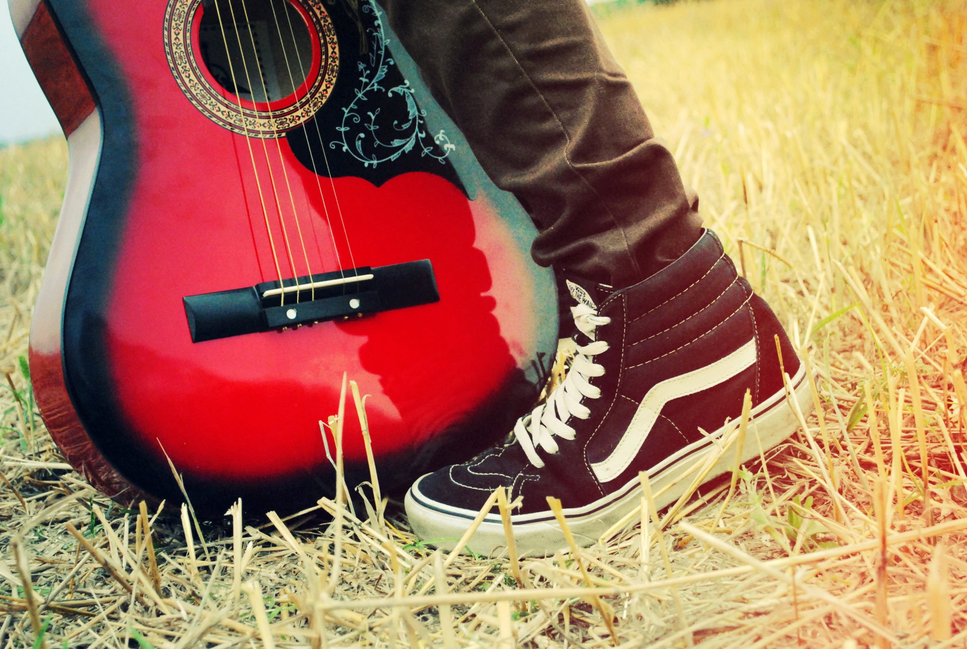 gras stroh gitarre resonanzboden saiten bein turnschuhe stimmung