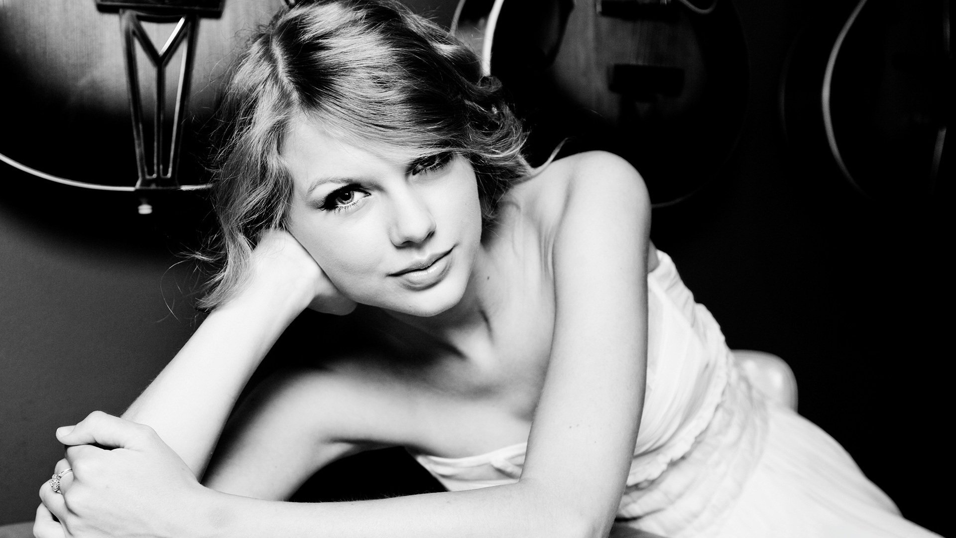 taylor swift taylor swift alison swift taylor piosenkarka wygląd uśmiech czarno-biały czarno-biały