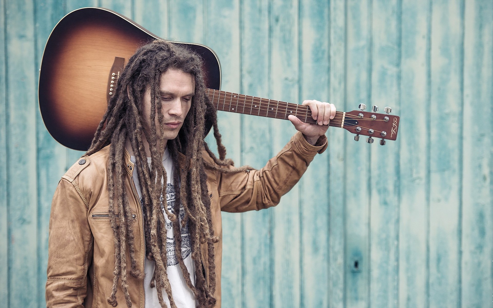 uomo chitarra musica